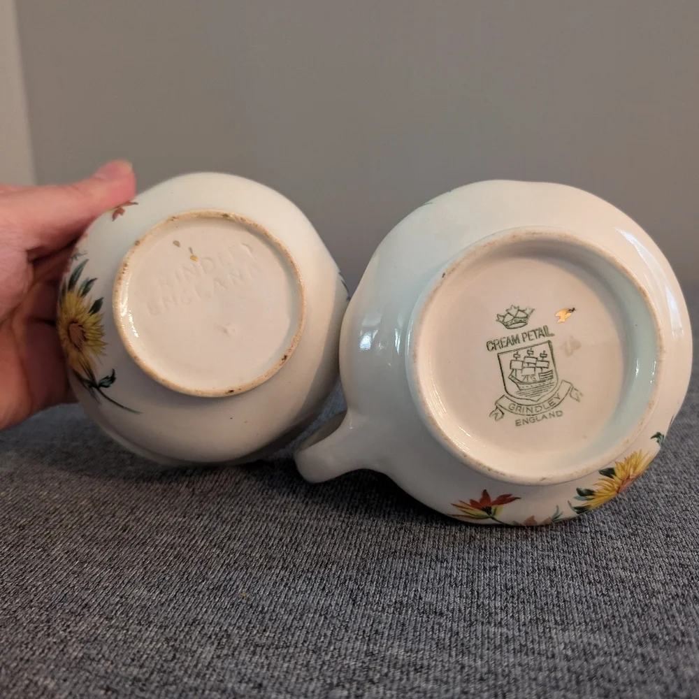 Grindley "Cream Petal" Creamer and Sugar Bowl Set, Floral - Picture 4 of 5